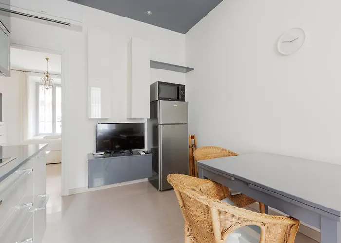 Guesthost - Bright - 650 M Far From Arco Della Pace شقة *