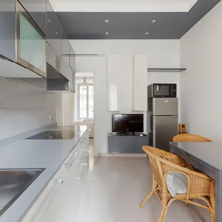 Guesthost - Bright - 650 M Far From Arco Della Pace